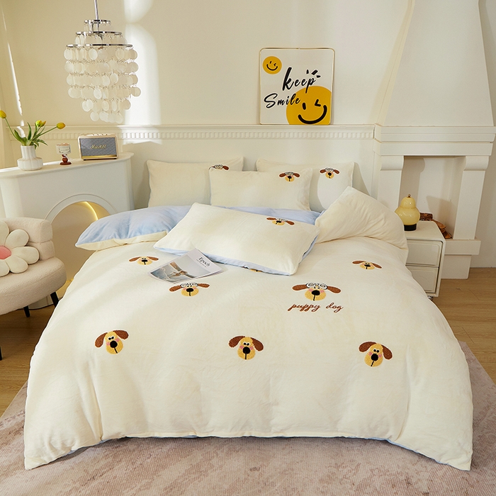 91家纺网 家纺一手货源 找家纺 楼兰公主毛毯专供 2025新款高克重230g牛奶绒数码印花毛巾绣卡通四件套 淘气狗