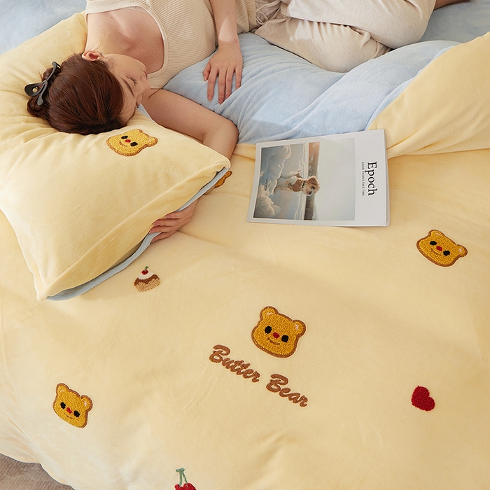 91家纺网 家纺一手货源 找家纺 楼兰公主毛毯专供 2025新款高克重230g牛奶绒数码印花毛巾绣卡通四件套 奶油熊