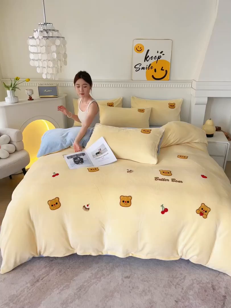 91家纺网 家纺一手货源 找家纺 楼兰公主毛毯专供 2025新款高克重230g牛奶绒数码印花毛巾绣卡通四件套 奶油熊