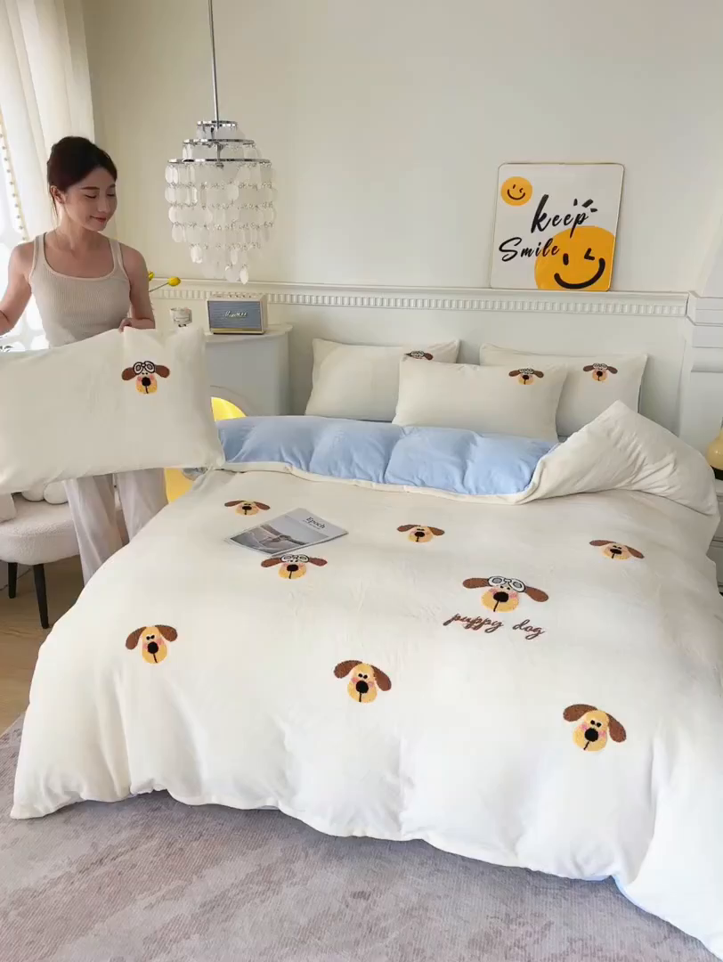 91家纺网 家纺一手货源 找家纺 楼兰公主毛毯专供 2025新款高克重230g牛奶绒数码印花毛巾绣卡通四件套 淘气狗