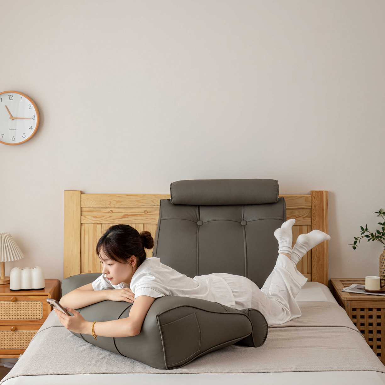 91家纺网 家纺一手货源 找家纺 沐沐家纺 2026新款简约科技布立体靠枕带头枕 咖色