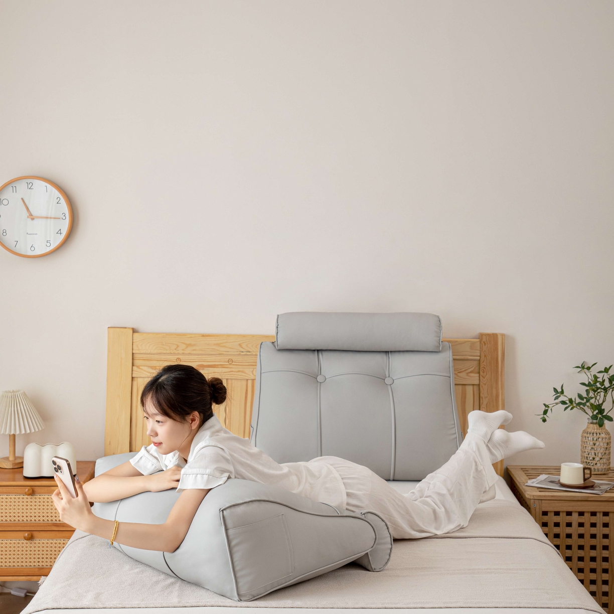 91家纺网 家纺一手货源 找家纺 沐沐家纺 2026新款简约科技布立体靠枕带头枕 浅灰