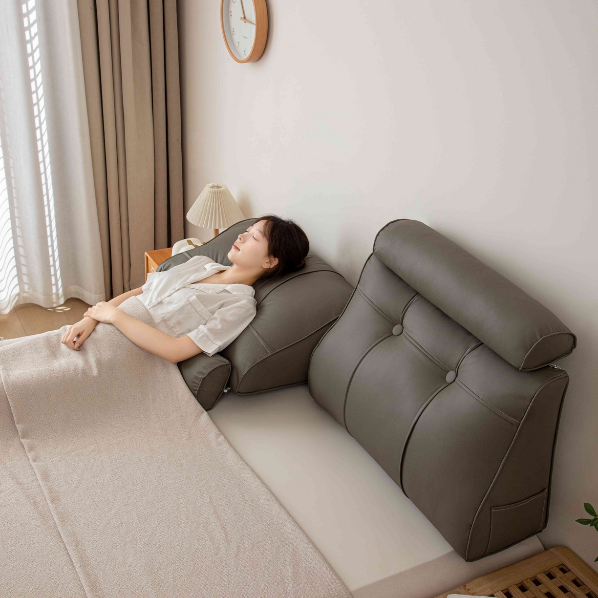 91家纺网 家纺一手货源 找家纺 沐沐家纺 2026新款简约科技布立体靠枕带头枕 咖色