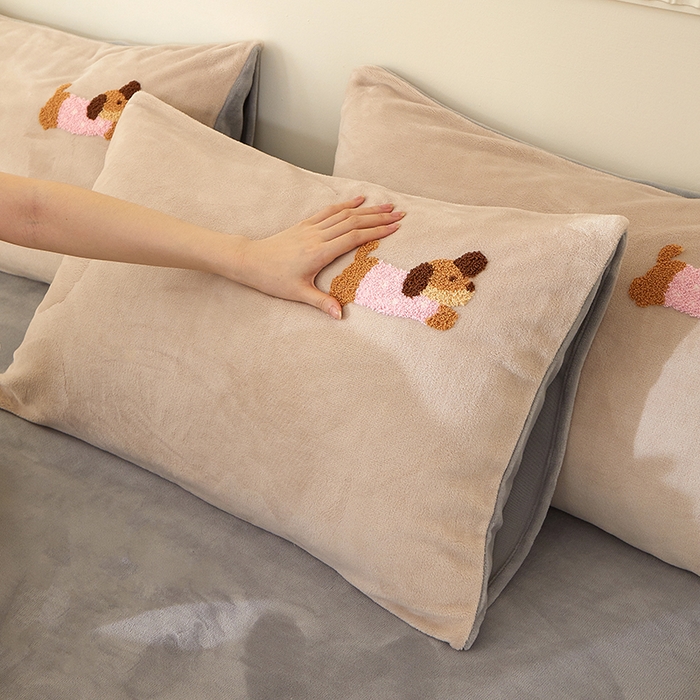 91家纺网 家纺一手货源 找家纺 楼兰公主毛毯专供 2025新款高克重230g牛奶绒数码印花毛巾绣卡通四件套 腊肠狗