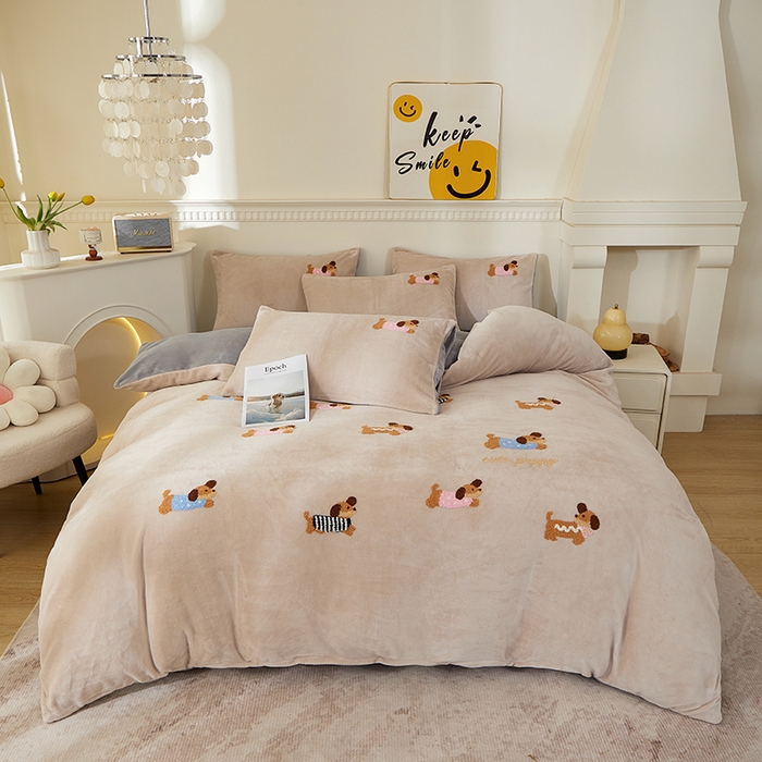 91家纺网 家纺一手货源 找家纺 楼兰公主毛毯专供 2025新款高克重230g牛奶绒数码印花毛巾绣卡通四件套 腊肠狗