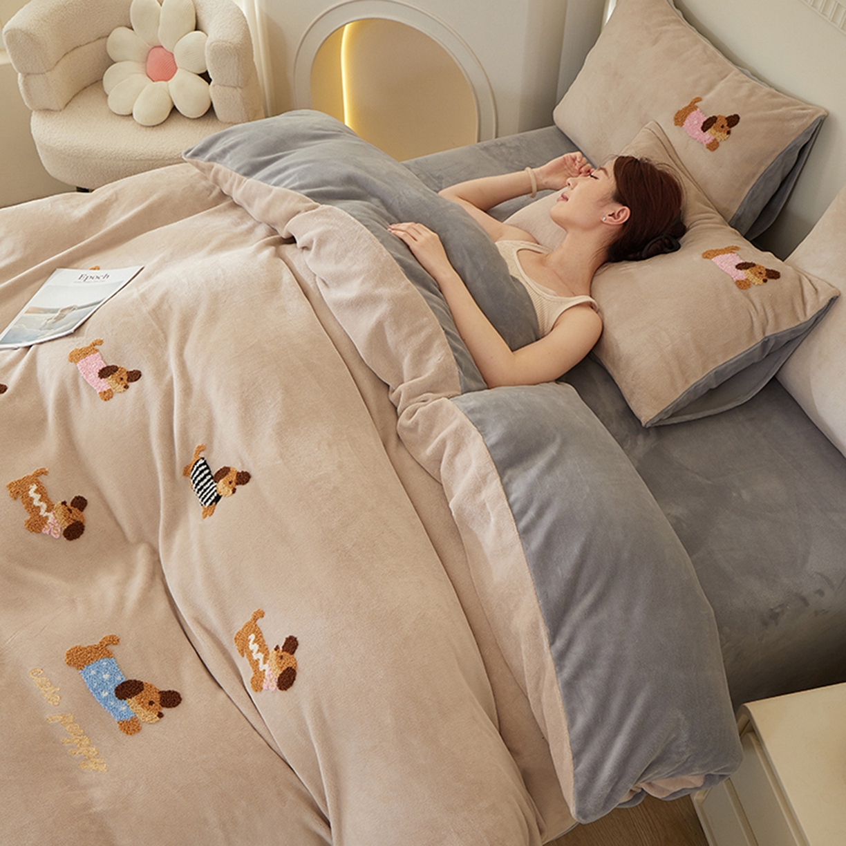 91家纺网 家纺一手货源 找家纺 楼兰公主毛毯专供 2025新款高克重230g牛奶绒数码印花毛巾绣卡通四件套 腊肠狗