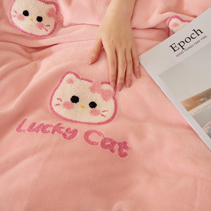 91家纺网 家纺一手货源 找家纺 楼兰公主毛毯专供 2025新款高克重230g牛奶绒数码印花毛巾绣卡通四件套 小粉猫