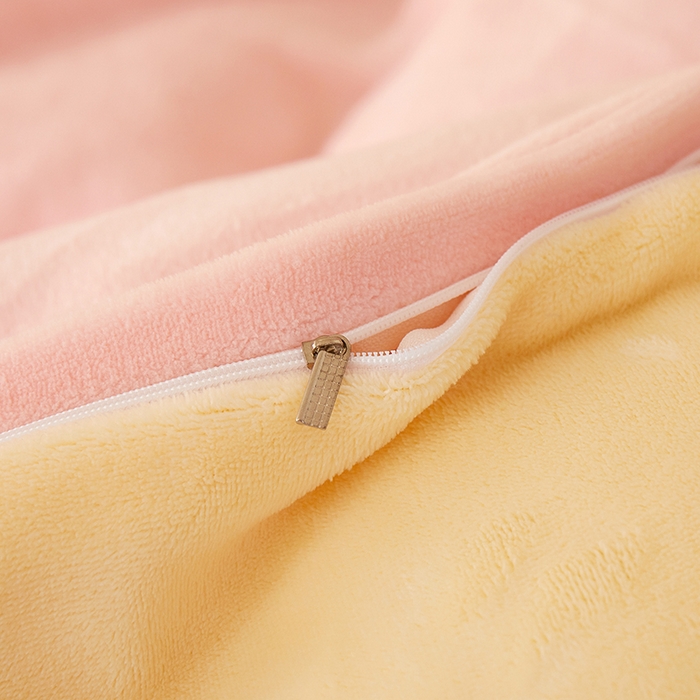 91家纺网 家纺一手货源 找家纺 楼兰公主毛毯专供 2025新款高克重230g牛奶绒数码印花毛巾绣卡通四件套 小粉猫