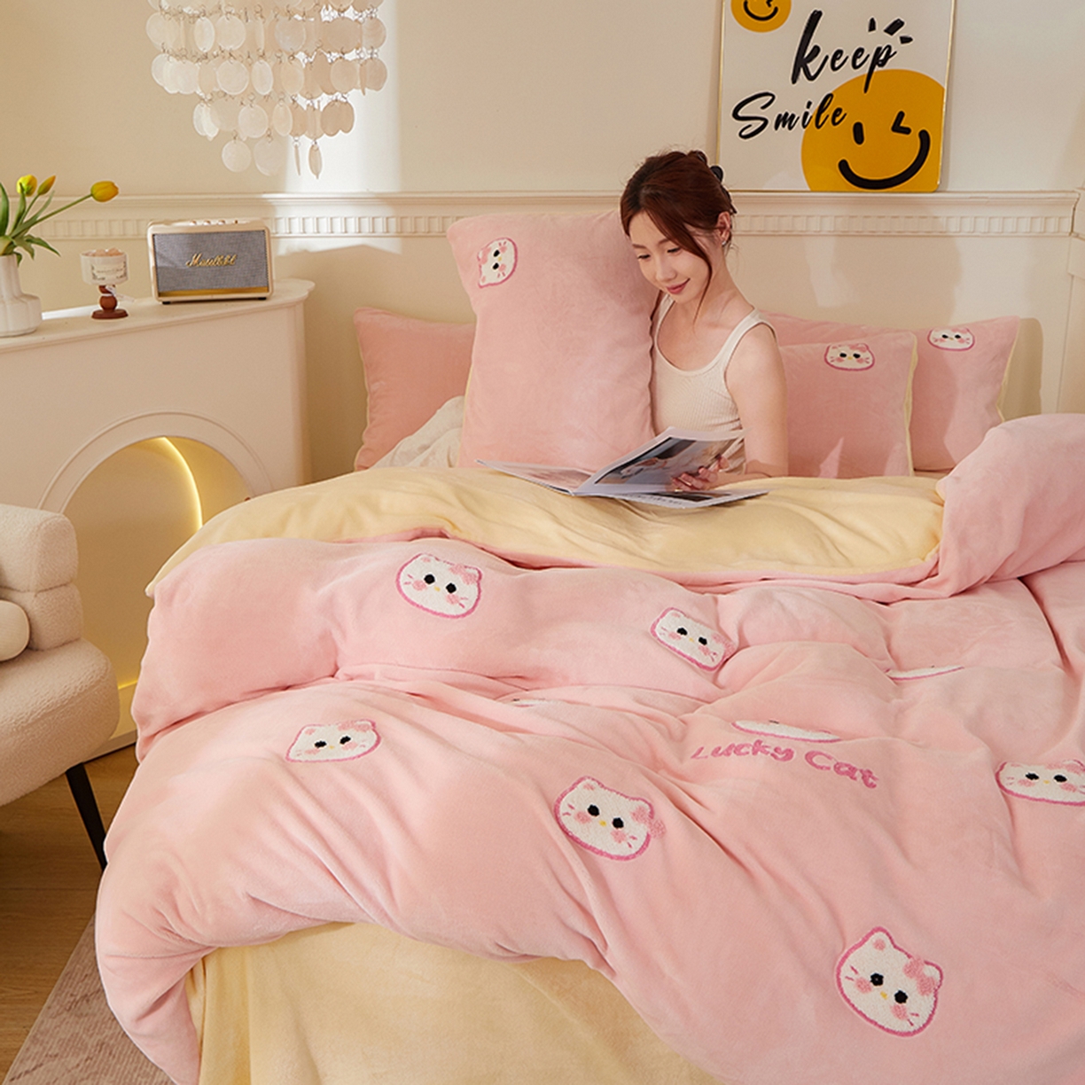 91家纺网 家纺一手货源 找家纺 楼兰公主毛毯专供 2025新款高克重230g牛奶绒数码印花毛巾绣卡通四件套 小粉猫