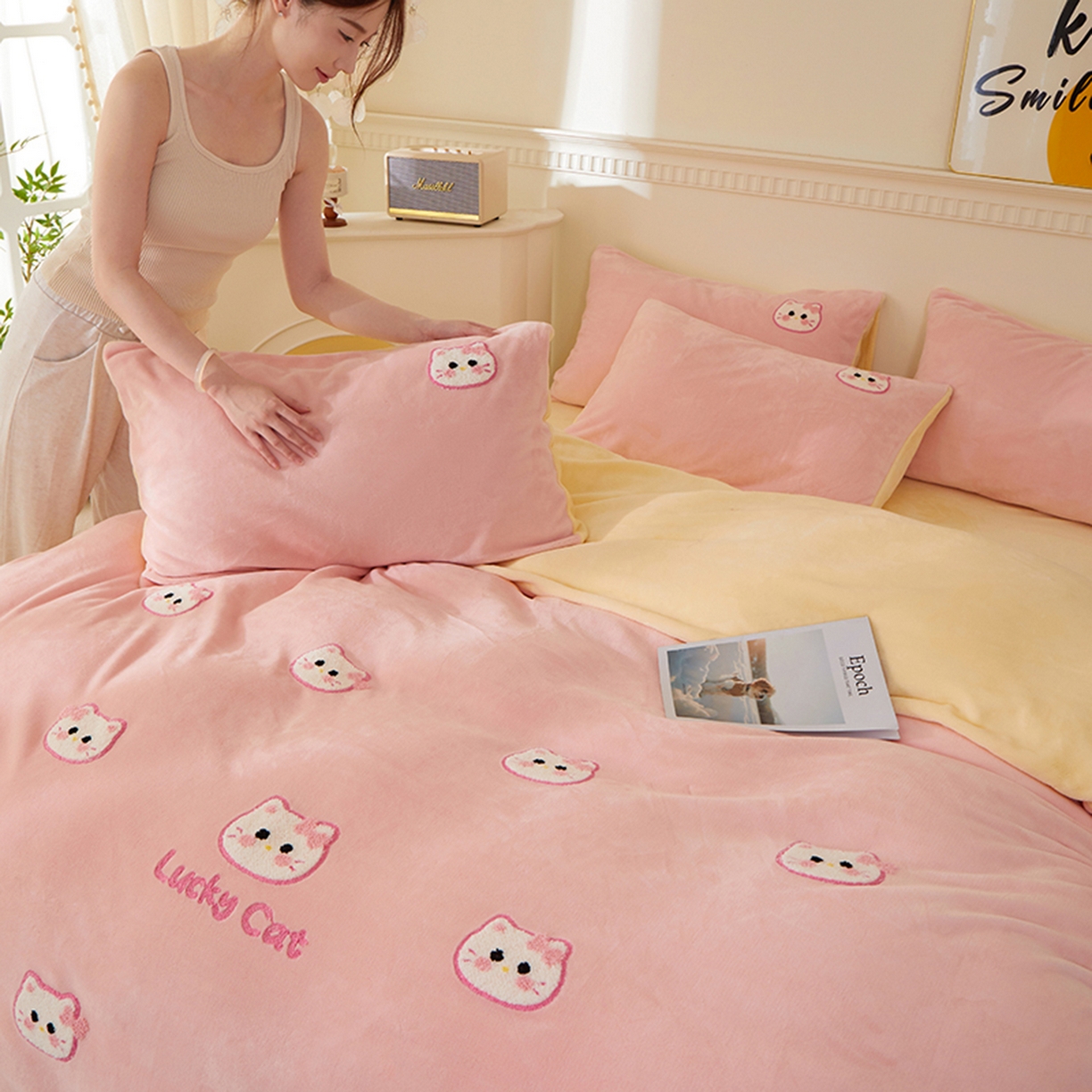 91家纺网 家纺一手货源 找家纺 楼兰公主毛毯专供 2025新款高克重230g牛奶绒数码印花毛巾绣卡通四件套 小粉猫