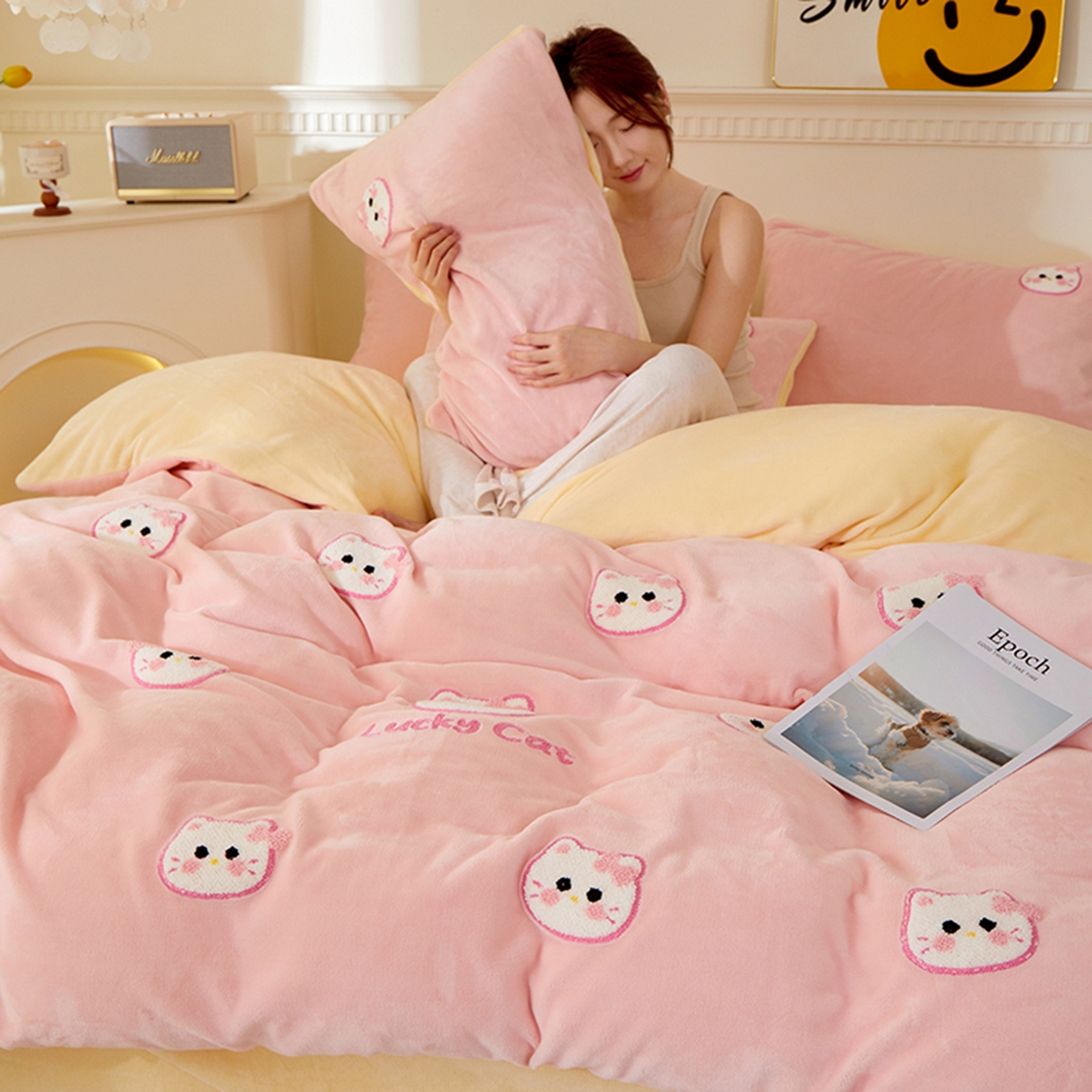 91家纺网 家纺一手货源 找家纺 楼兰公主毛毯专供 2025新款高克重230g牛奶绒数码印花毛巾绣卡通四件套 小粉猫