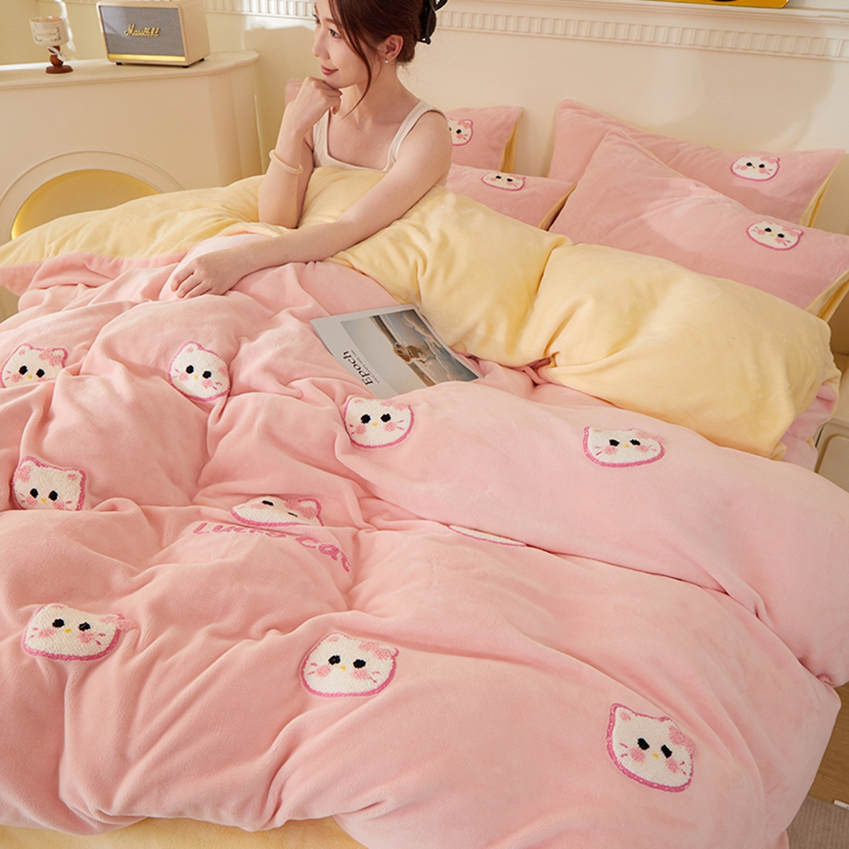 91家纺网 家纺一手货源 找家纺 楼兰公主毛毯专供 2025新款高克重230g牛奶绒数码印花毛巾绣卡通四件套 小粉猫