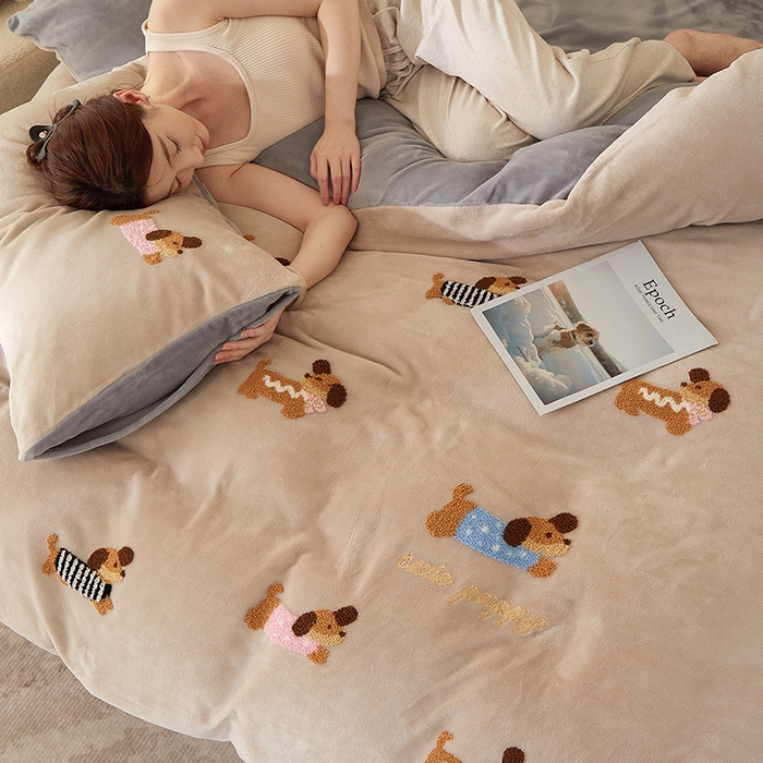 91家纺网 家纺一手货源 找家纺 楼兰公主毛毯专供 2025新款高克重230g牛奶绒数码印花毛巾绣卡通四件套 腊肠狗