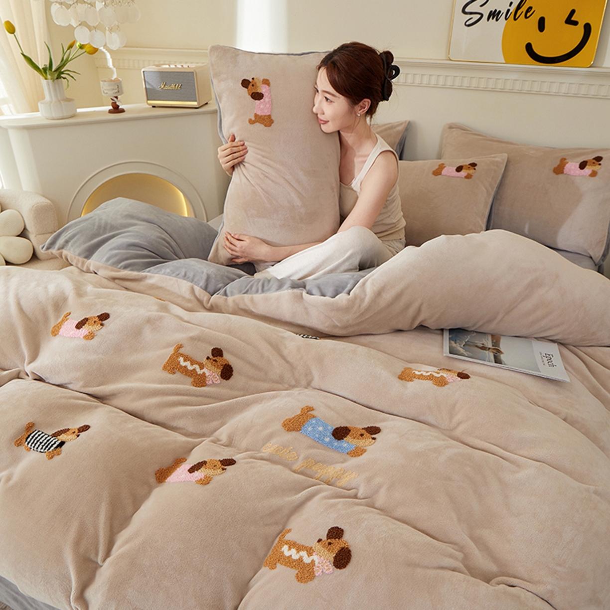 91家纺网 家纺一手货源 找家纺 楼兰公主毛毯专供 2025新款高克重230g牛奶绒数码印花毛巾绣卡通四件套 腊肠狗