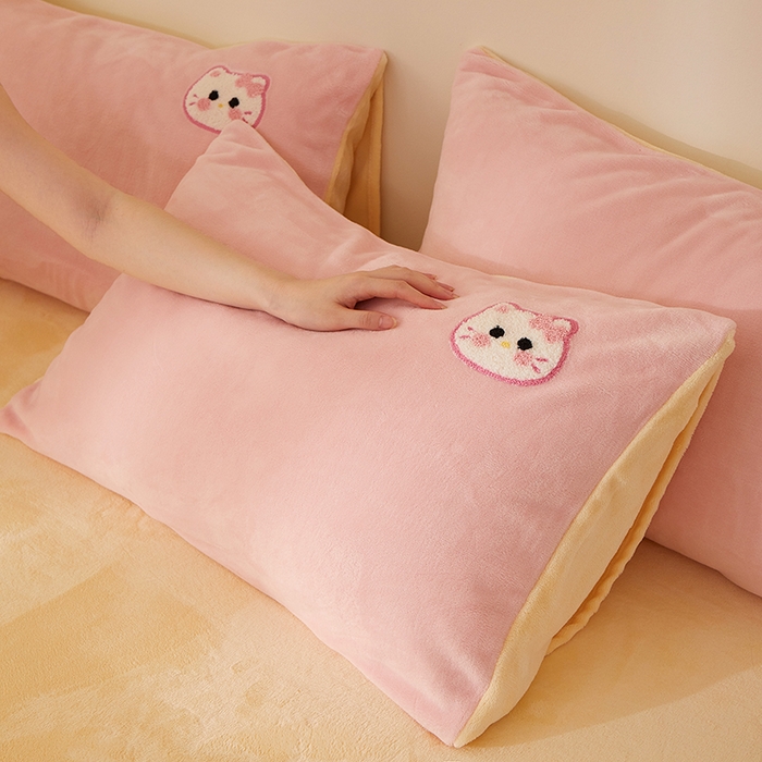 91家纺网 家纺一手货源 找家纺 楼兰公主毛毯专供 2025新款高克重230g牛奶绒数码印花毛巾绣卡通四件套 小粉猫