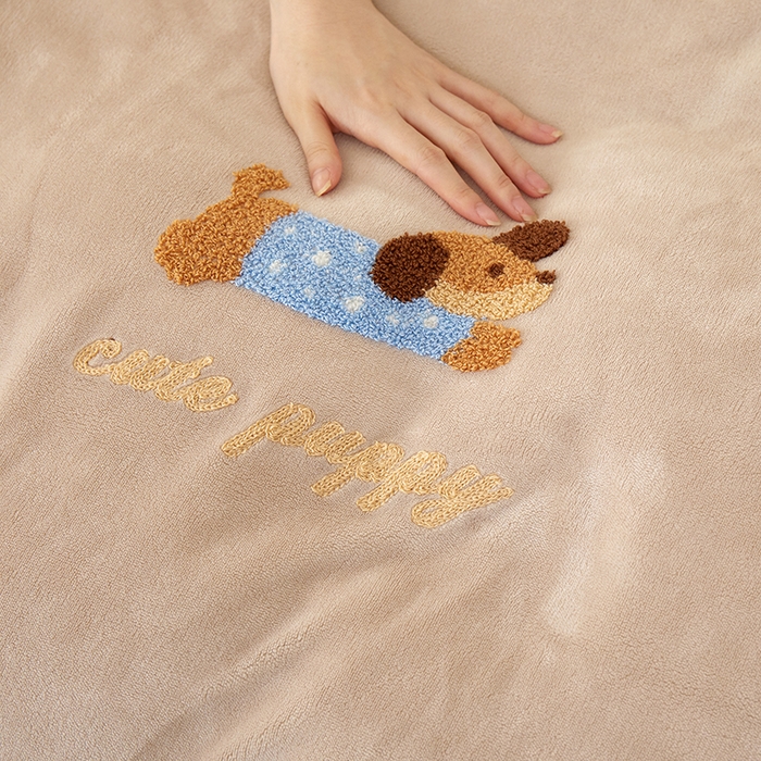 91家纺网 家纺一手货源 找家纺 楼兰公主毛毯专供 2025新款高克重230g牛奶绒数码印花毛巾绣卡通四件套 腊肠狗