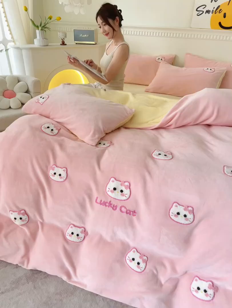 91家纺网 家纺一手货源 找家纺 楼兰公主毛毯专供 2025新款高克重230g牛奶绒数码印花毛巾绣卡通四件套 小粉猫