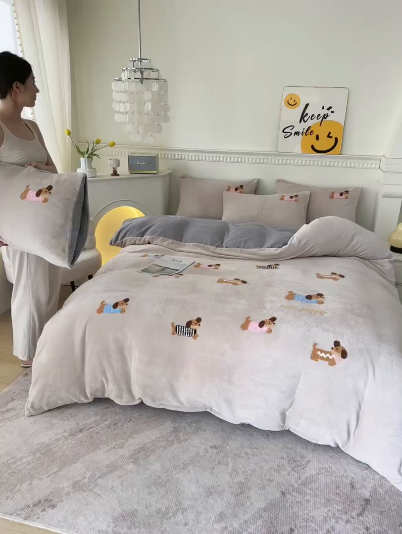 91家纺网 家纺一手货源 找家纺 楼兰公主毛毯专供 2025新款高克重230g牛奶绒数码印花毛巾绣卡通四件套 腊肠狗