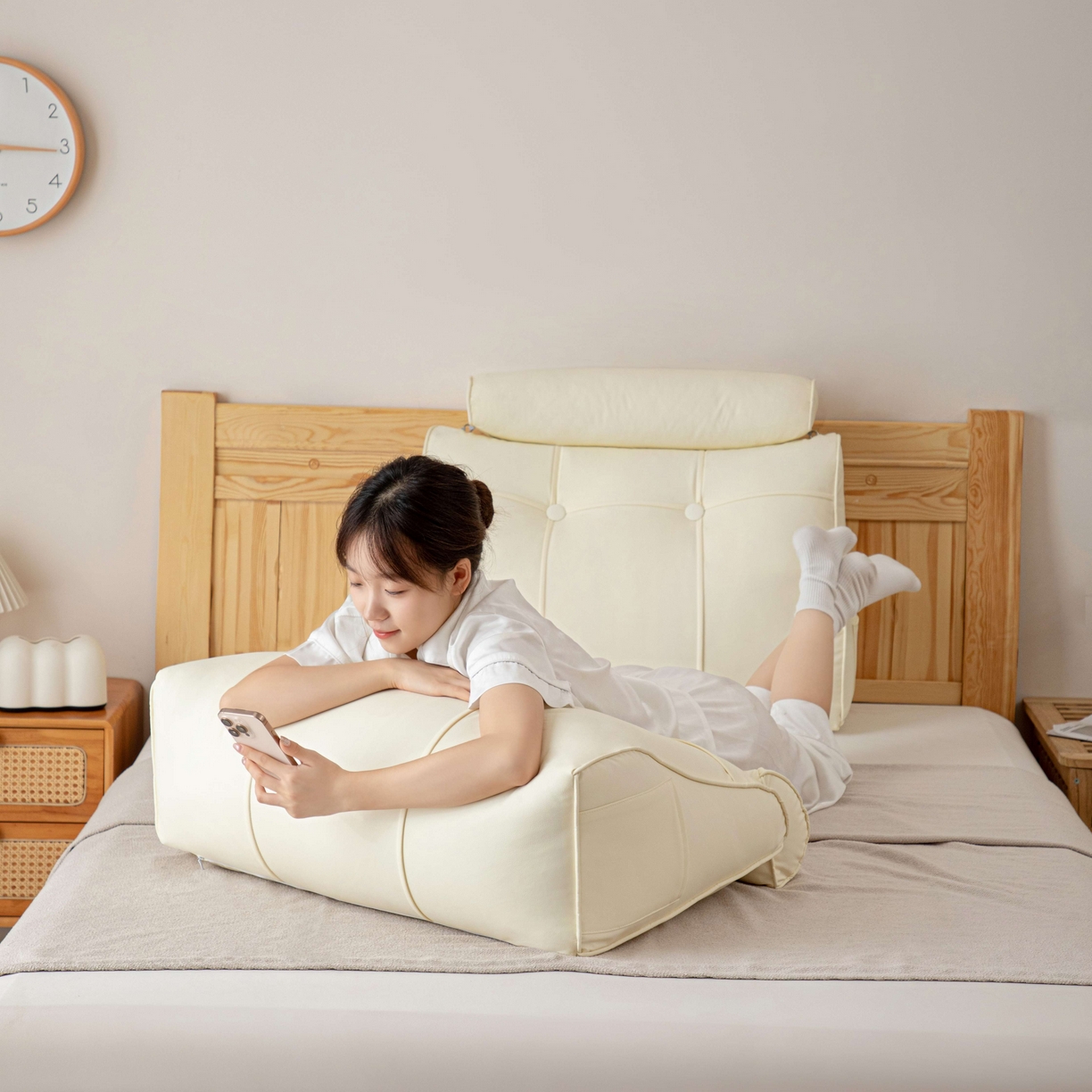 91家纺网 家纺一手货源 找家纺 沐沐家纺 2026新款简约科技布立体靠枕带头枕 米黄