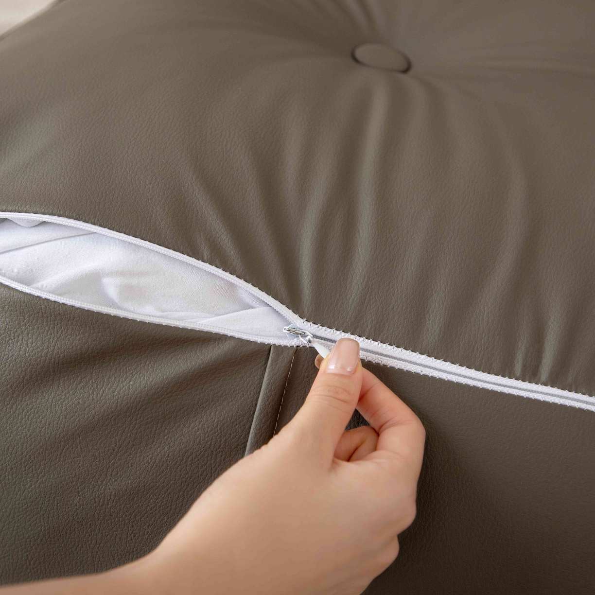 91家纺网 家纺一手货源 找家纺 沐沐家纺 2026新款简约科技布立体靠枕带头枕 咖色