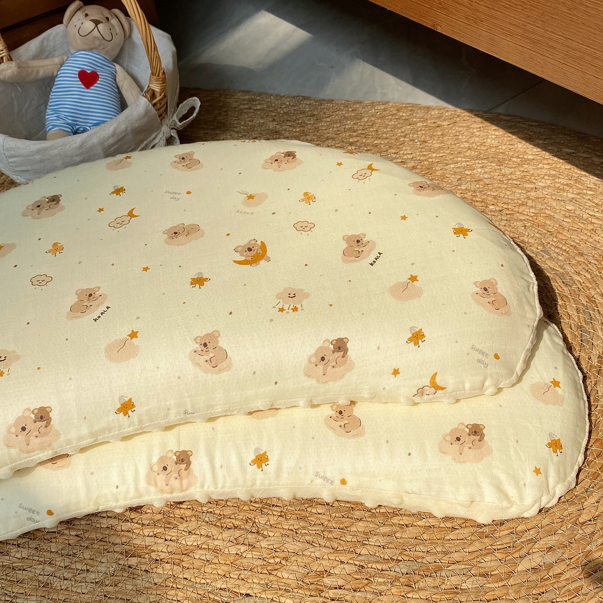 91家纺网 家纺一手货源 找家纺 昕科 2025秋冬绒豆豆-A类母婴级全棉月牙硅胶儿童枕-实拍版-学生枕芯硅胶儿童枕头 月牙硅胶-花语小鸭-5cm