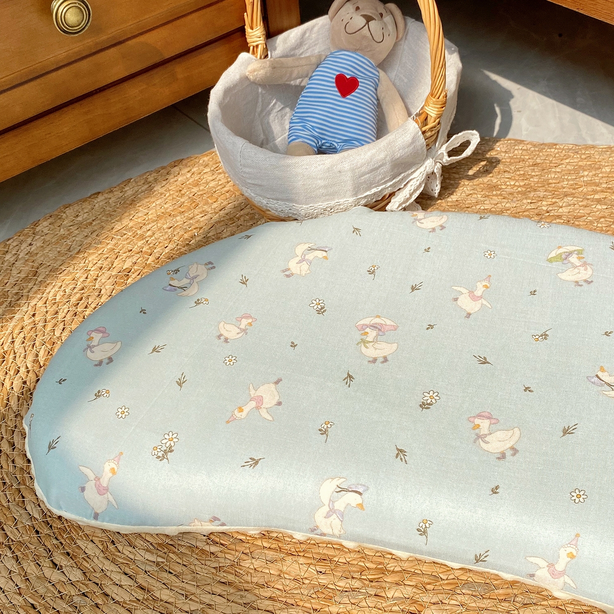 91家纺网 家纺一手货源 找家纺 昕科 2025秋冬绒豆豆-A类母婴级全棉月牙硅胶儿童枕-实拍版-学生枕芯硅胶儿童枕头 月牙硅胶-花语小鸭-3cm