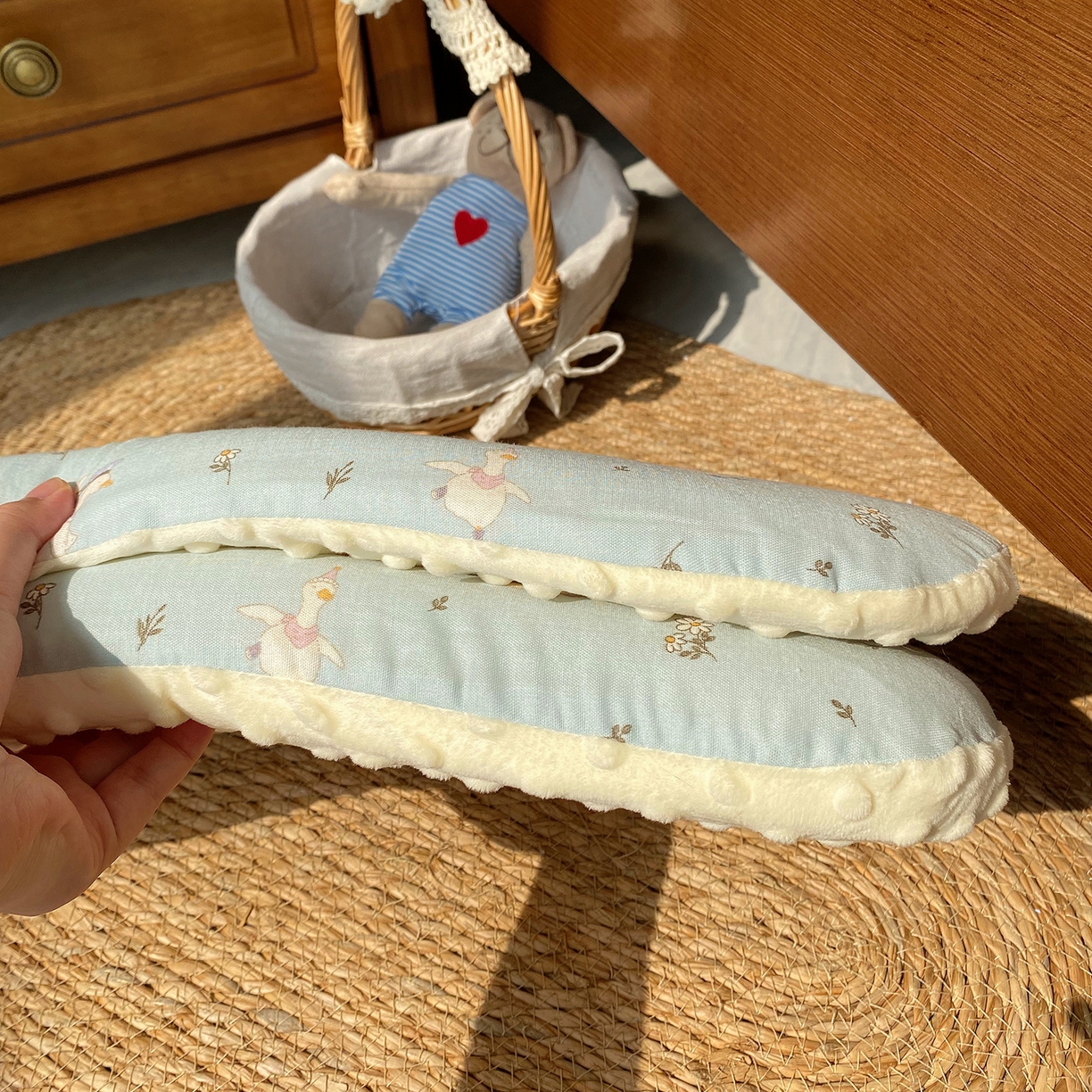 91家纺网 家纺一手货源 找家纺 昕科 2025秋冬绒豆豆-A类母婴级全棉月牙硅胶儿童枕-实拍版-学生枕芯硅胶儿童枕头 月牙硅胶-花语小鸭-3cm