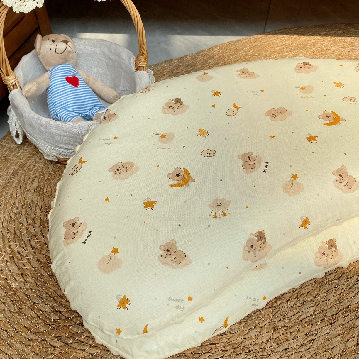 91家纺网 家纺一手货源 找家纺 昕科 2025秋冬绒豆豆-A类母婴级全棉月牙硅胶儿童枕-实拍版-学生枕芯硅胶儿童枕头 月牙硅胶-花语小鸭-5cm