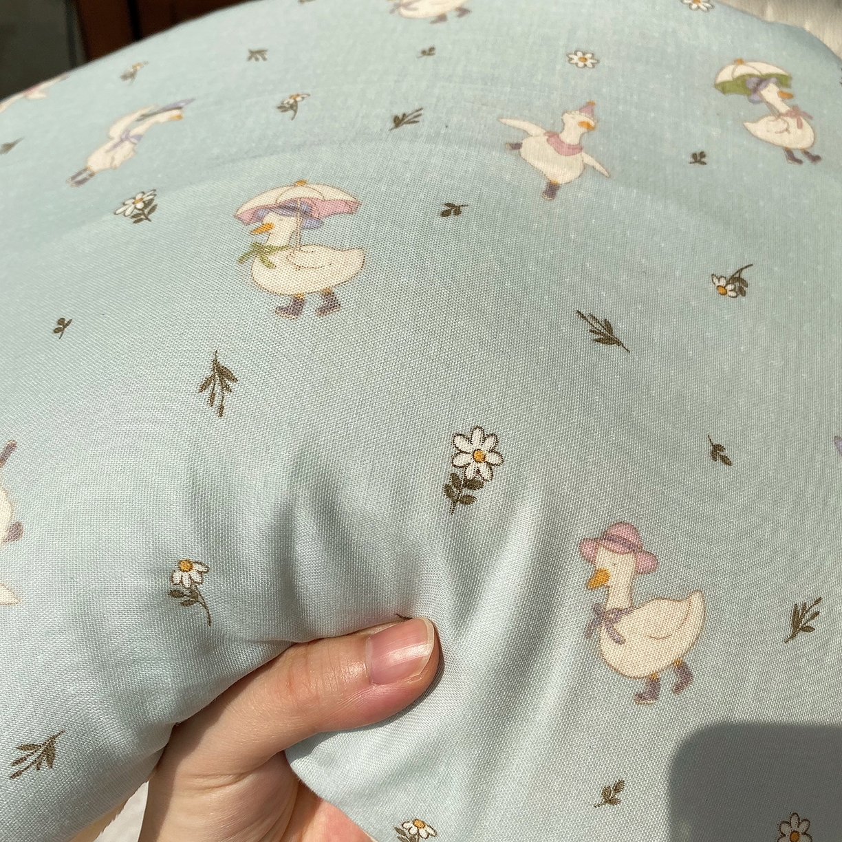 91家纺网 家纺一手货源 找家纺 昕科 2025秋冬绒豆豆-A类母婴级全棉月牙硅胶儿童枕-实拍版-学生枕芯硅胶儿童枕头 月牙硅胶-花语小鸭-3cm