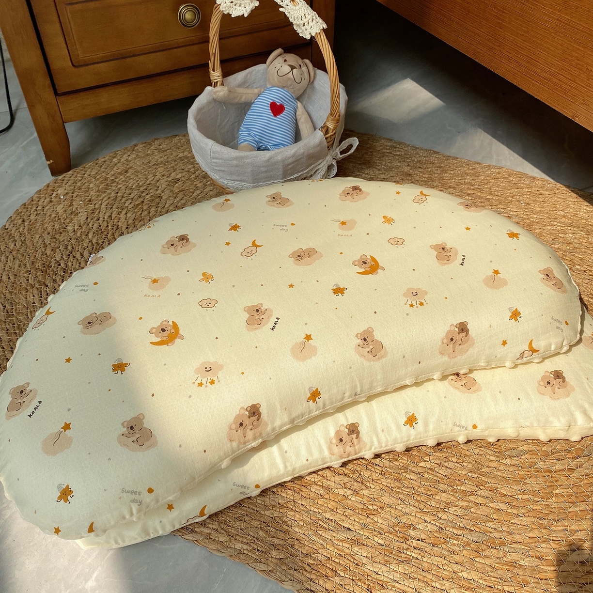 91家纺网 家纺一手货源 找家纺 昕科 2025秋冬绒豆豆-A类母婴级全棉月牙硅胶儿童枕-实拍版-学生枕芯硅胶儿童枕头 月牙硅胶-花语小鸭-5cm