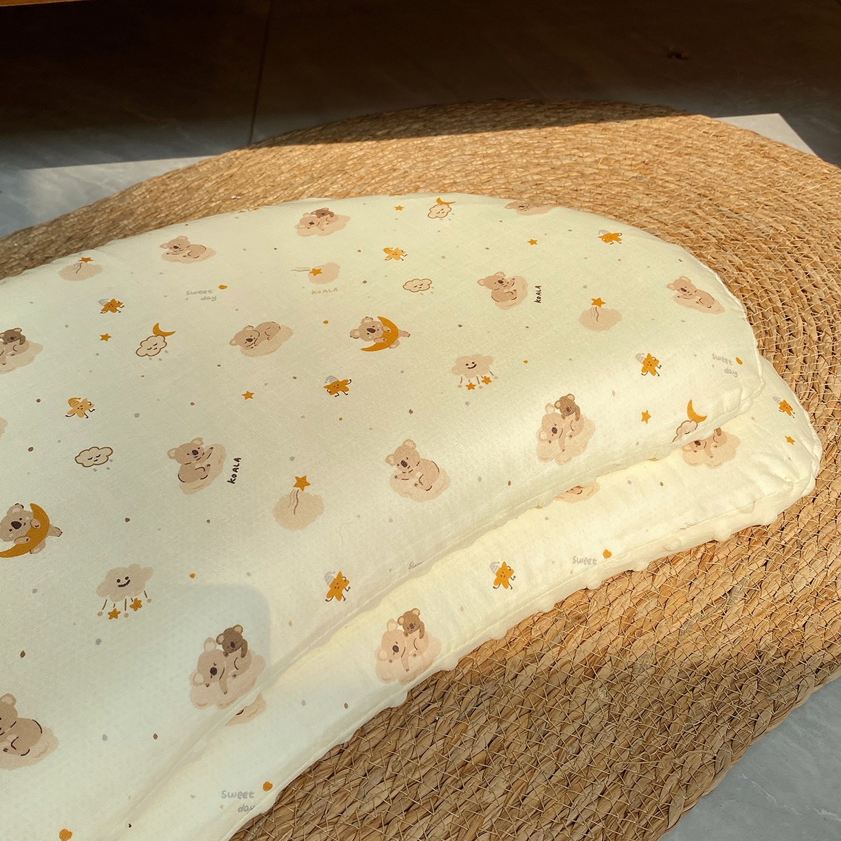 91家纺网 家纺一手货源 找家纺 昕科 2025秋冬绒豆豆-A类母婴级全棉月牙硅胶儿童枕-实拍版-学生枕芯硅胶儿童枕头 月牙硅胶-星月考拉-5cm