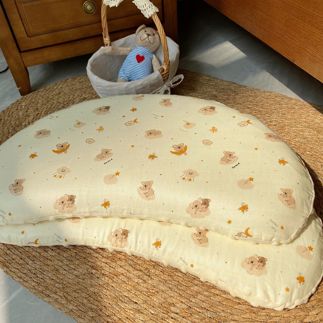 91家纺网 家纺一手货源 找家纺 昕科 2025秋冬绒豆豆-A类母婴级全棉月牙硅胶儿童枕-实拍版-学生枕芯硅胶儿童枕头 月牙硅胶-花语小鸭-5cm