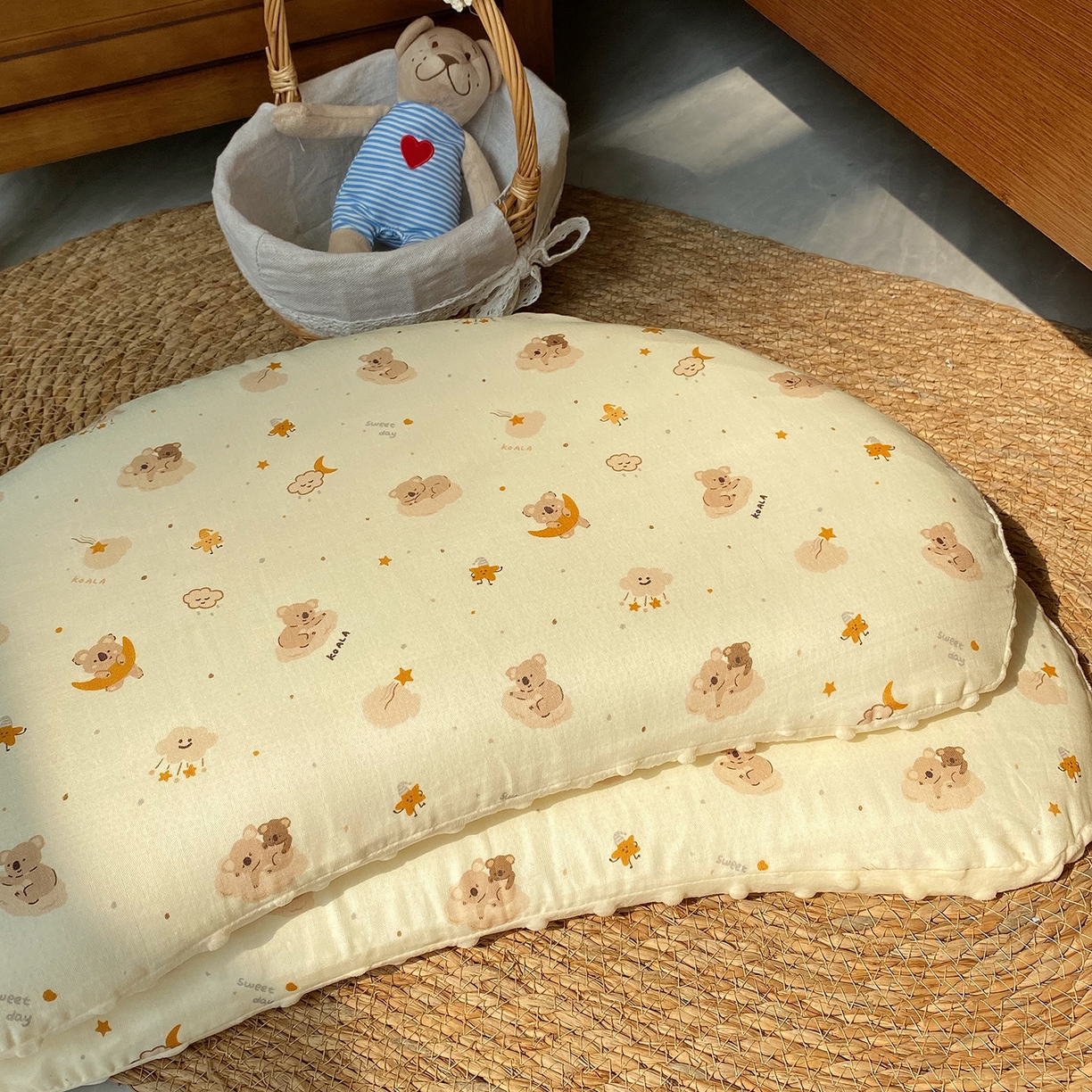 91家纺网 家纺一手货源 找家纺 昕科 2025秋冬绒豆豆-A类母婴级全棉月牙硅胶儿童枕-实拍版-学生枕芯硅胶儿童枕头 月牙硅胶-花语小鸭-5cm