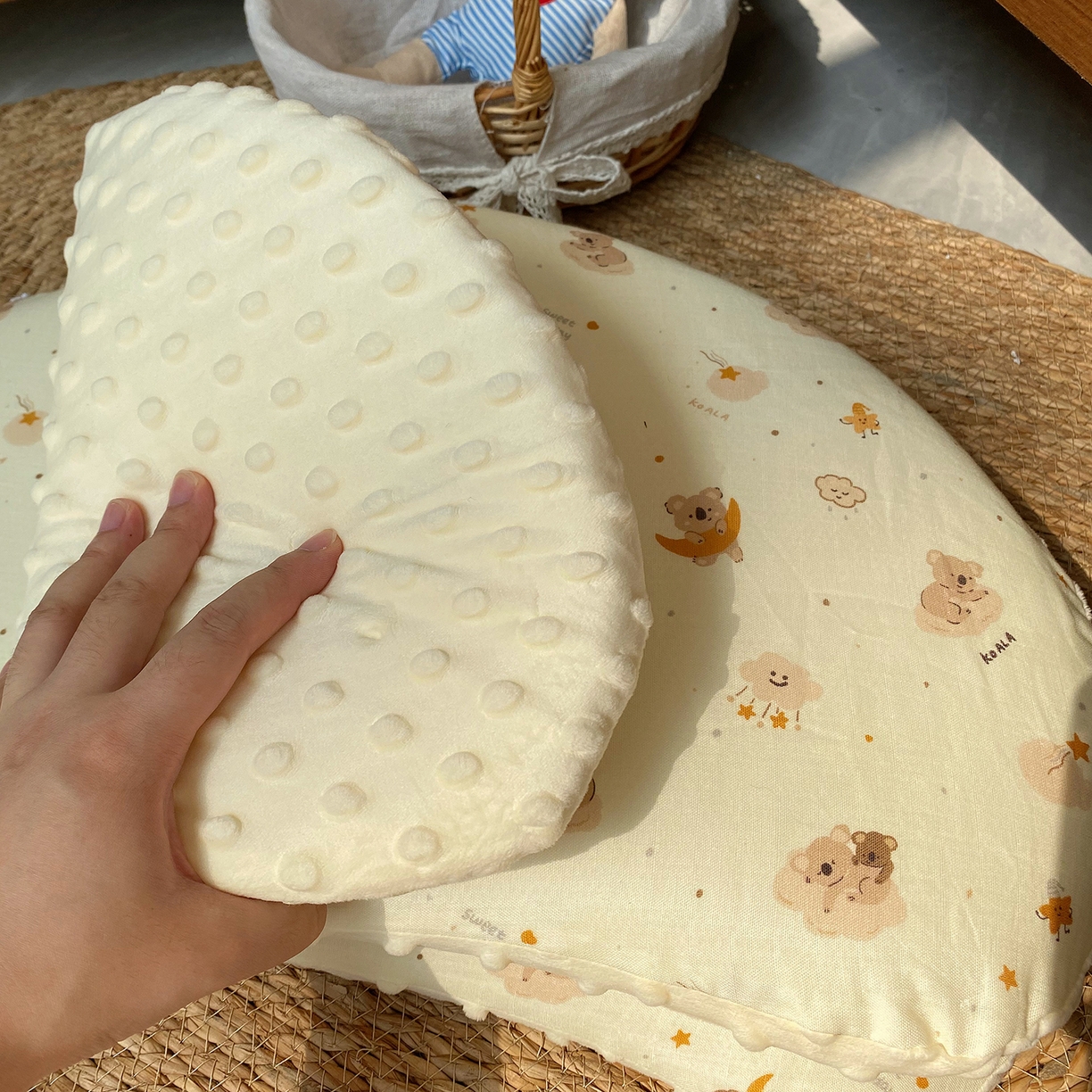 91家纺网 家纺一手货源 找家纺 昕科 2025秋冬绒豆豆-A类母婴级全棉月牙硅胶儿童枕-实拍版-学生枕芯硅胶儿童枕头 月牙硅胶-花语小鸭-5cm