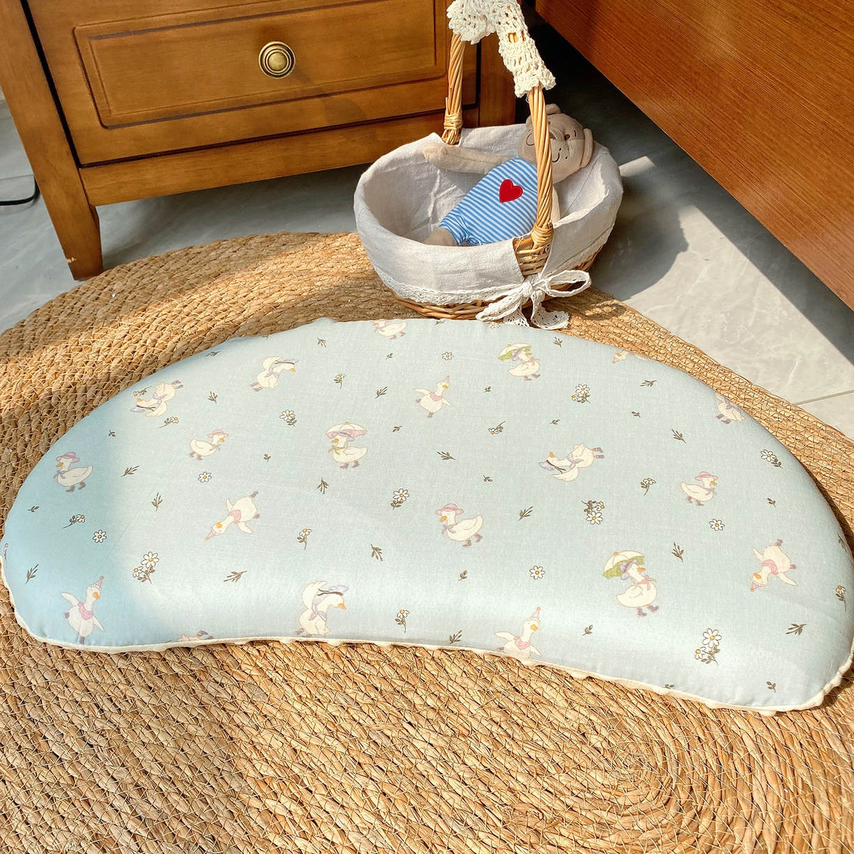 91家纺网 家纺一手货源 找家纺 昕科 2025秋冬绒豆豆-A类母婴级全棉月牙硅胶儿童枕-实拍版-学生枕芯硅胶儿童枕头 月牙硅胶-花语小鸭-3cm