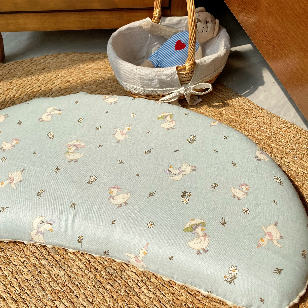 91家纺网 家纺一手货源 找家纺 昕科 2025秋冬绒豆豆-A类母婴级全棉月牙硅胶儿童枕-实拍版-学生枕芯硅胶儿童枕头 月牙硅胶-花语小鸭-3cm