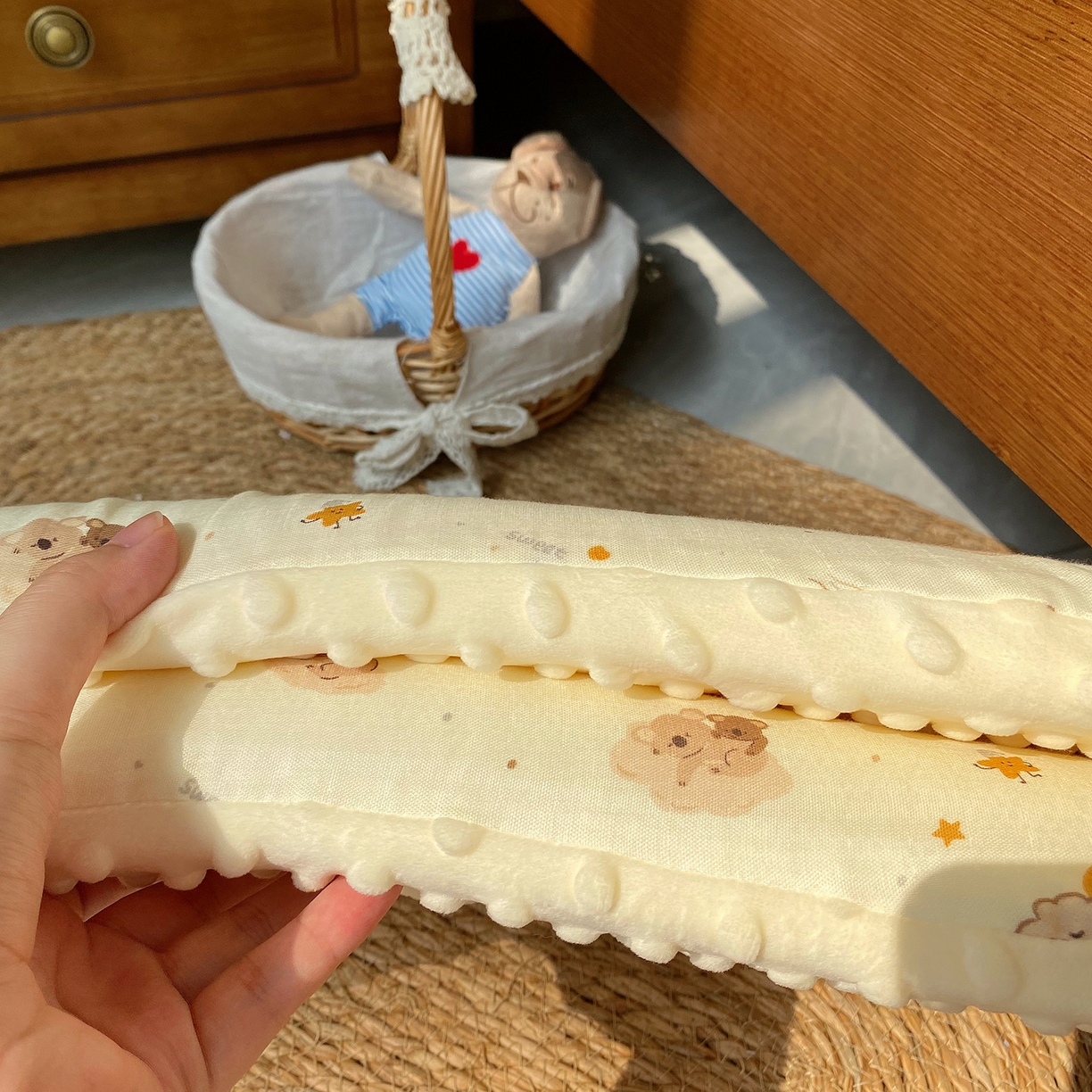 91家纺网 家纺一手货源 找家纺 昕科 2025秋冬绒豆豆-A类母婴级全棉月牙硅胶儿童枕-实拍版-学生枕芯硅胶儿童枕头 月牙硅胶-花语小鸭-5cm