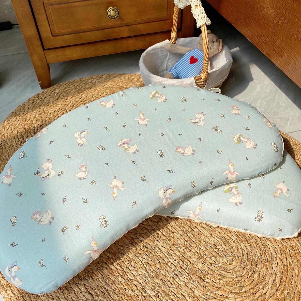 91家纺网 家纺一手货源 找家纺 昕科 2025秋冬绒豆豆-A类母婴级全棉月牙硅胶儿童枕-实拍版-学生枕芯硅胶儿童枕头 月牙硅胶-花语小鸭-3cm