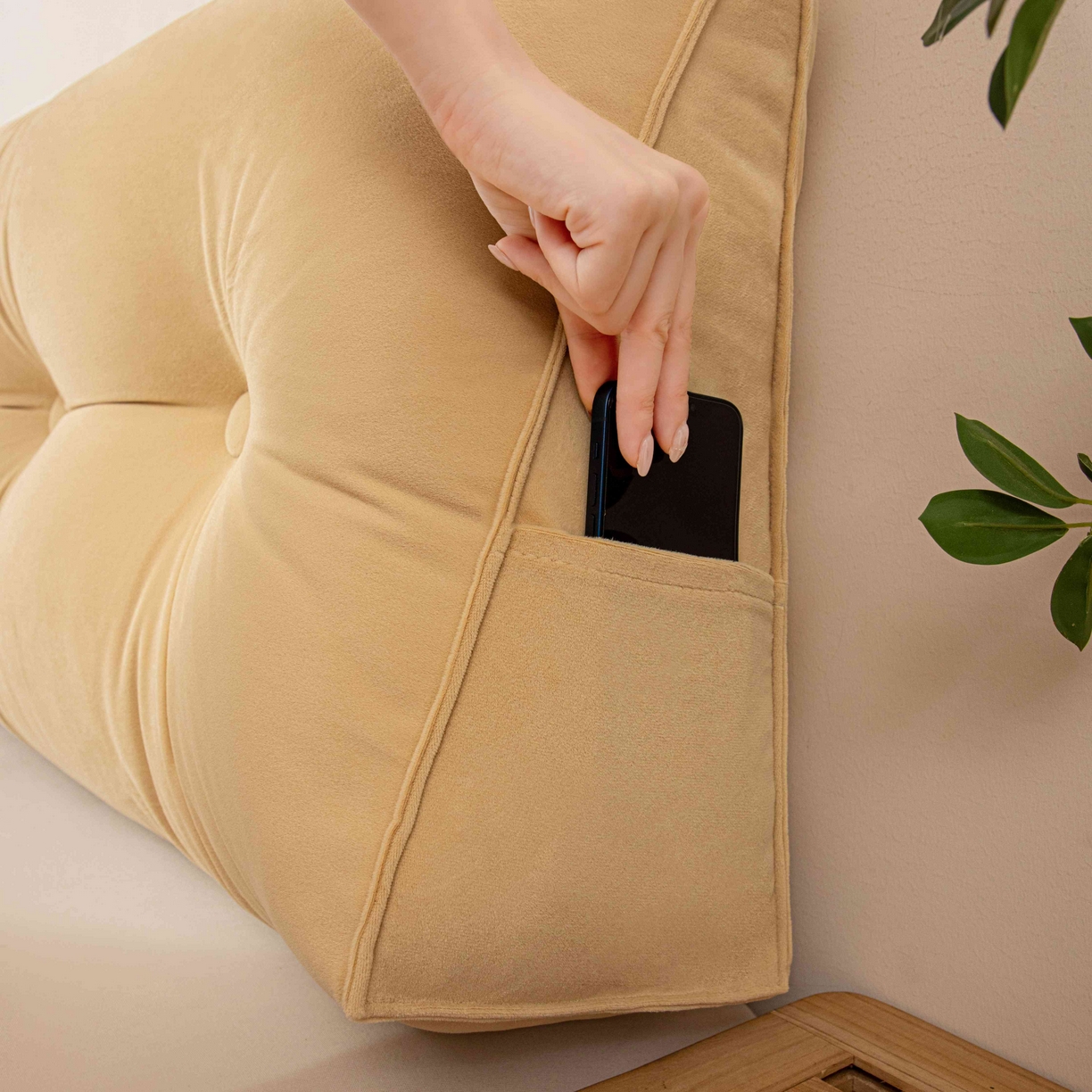 91家纺网 家纺一手货源 找家纺 沐沐家纺 2026新款磨砂绒三角靠背（不带头枕） 米黄