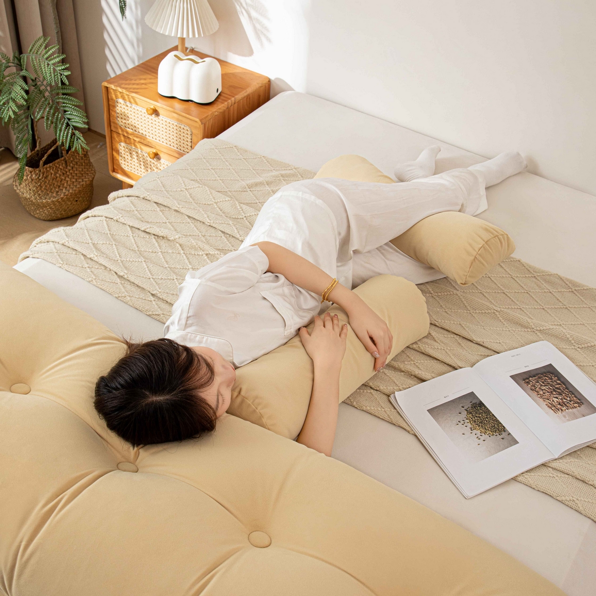 91家纺网 家纺一手货源 找家纺 沐沐家纺 2026新款磨砂绒三角靠背（带头枕） 米黄