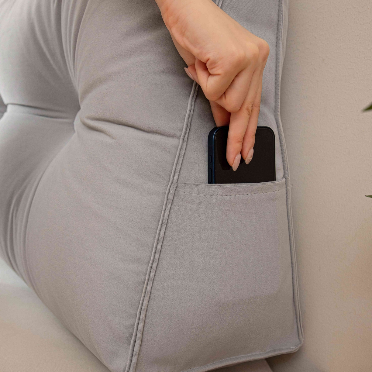 91家纺网 家纺一手货源 找家纺 沐沐家纺 2026新款磨砂绒三角靠背（带头枕） 浅灰