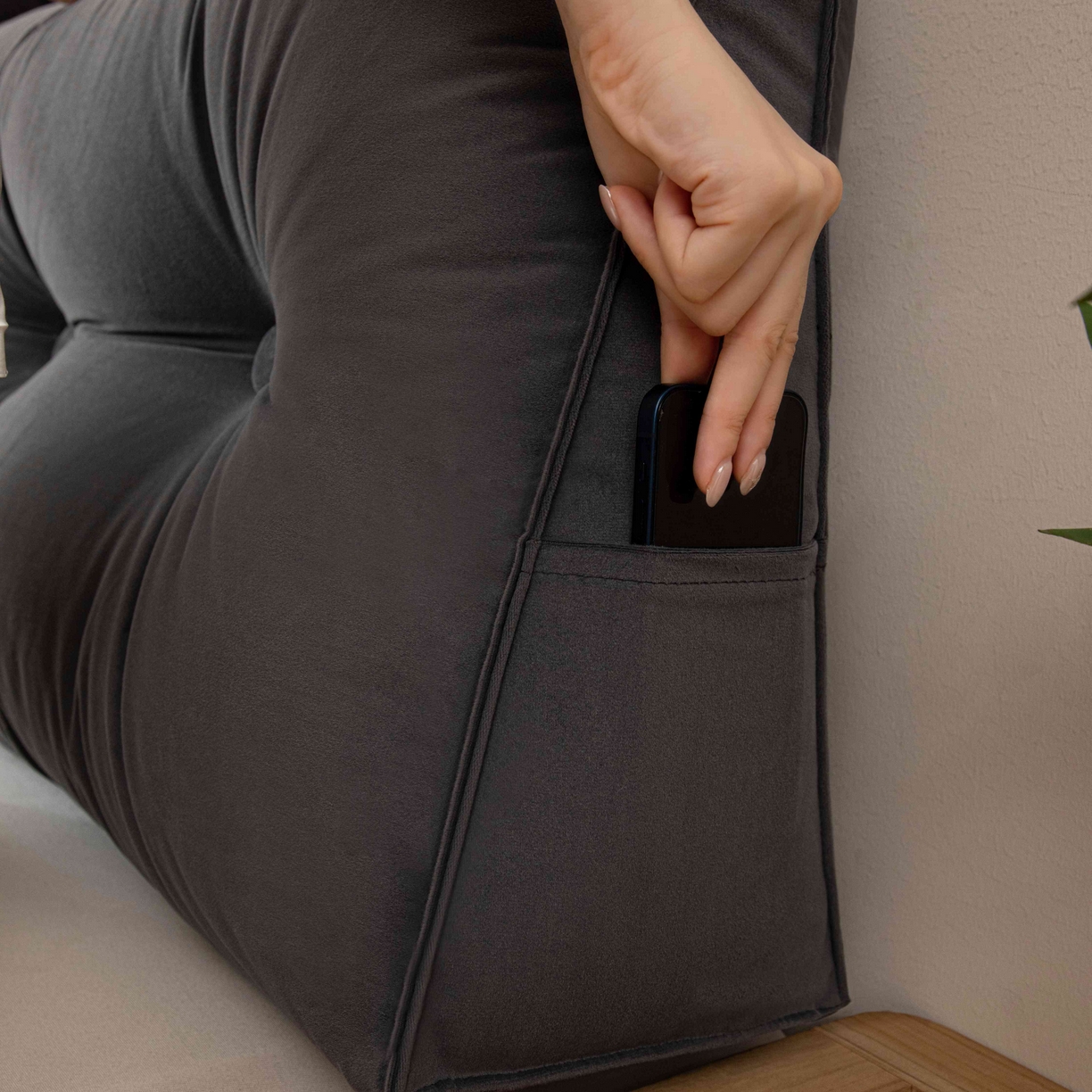 91家纺网 家纺一手货源 找家纺 沐沐家纺 2026新款磨砂绒三角靠背（带头枕） 深灰