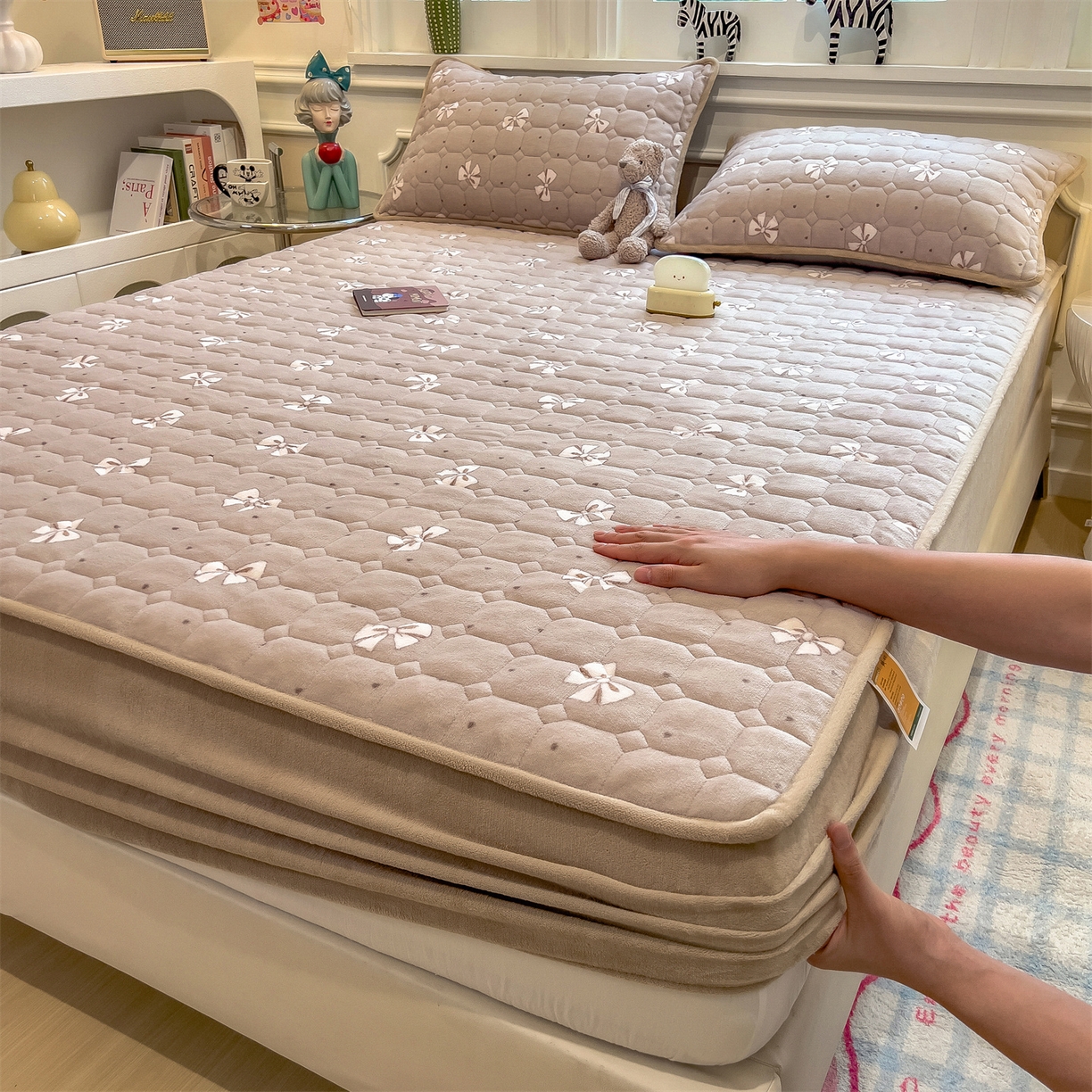 91家纺网 家纺一手货源 找家纺 布卢姆床垫 2025新款A类抗菌印花牛奶绒夹棉床笠 爱如星尘