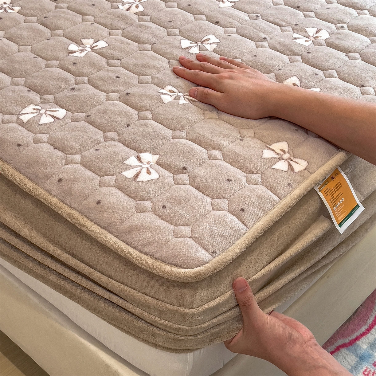 91家纺网 家纺一手货源 找家纺 布卢姆床垫 2025新款A类抗菌印花牛奶绒夹棉床笠 爱如星尘