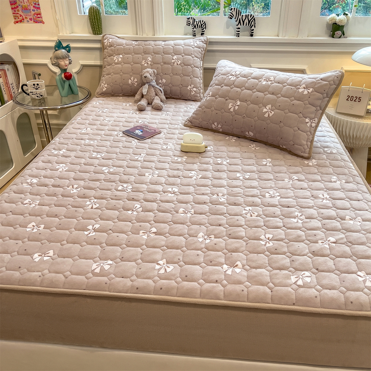 91家纺网 家纺一手货源 找家纺 布卢姆床垫 2025新款A类抗菌印花牛奶绒夹棉床笠 爱如星尘