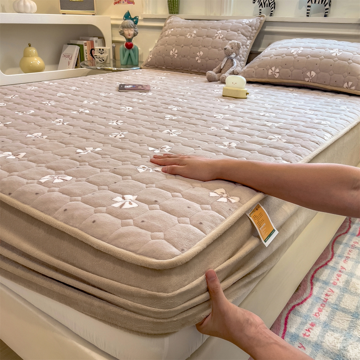 91家纺网 家纺一手货源 找家纺 （总）布卢姆床垫 2025新款A类抗菌印花牛奶绒夹棉床笠