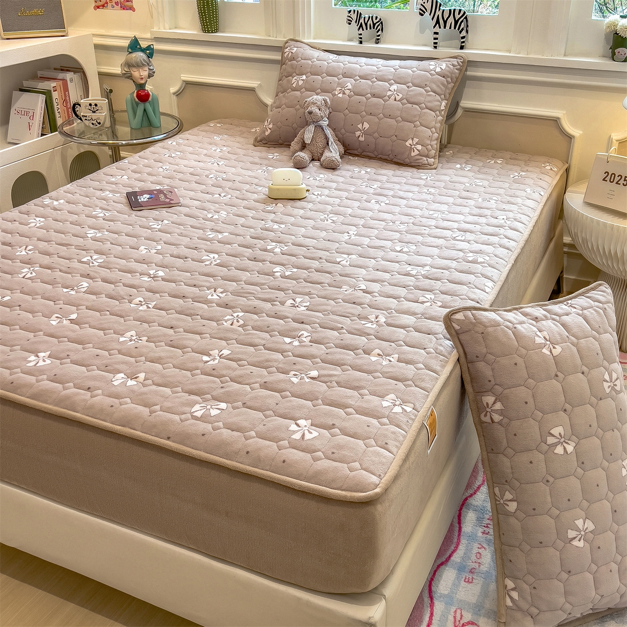 91家纺网 家纺一手货源 找家纺 布卢姆床垫 2025新款A类抗菌印花牛奶绒夹棉床笠 爱如星尘