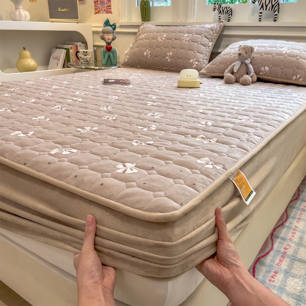 91家纺网 家纺一手货源 找家纺 布卢姆床垫 2025新款A类抗菌印花牛奶绒夹棉床笠 爱如星尘