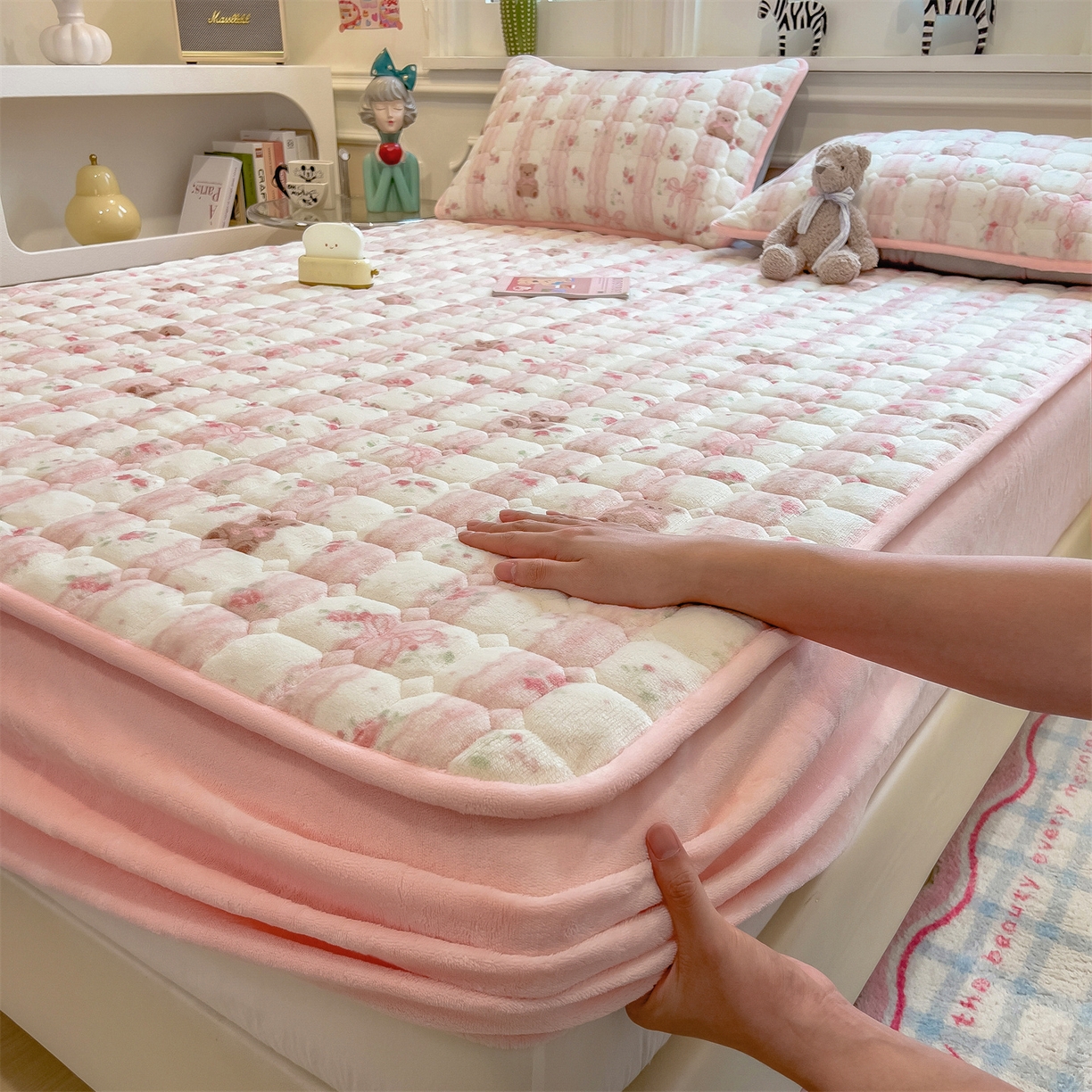 91家纺网 家纺一手货源 找家纺 布卢姆床垫 2025新款A类抗菌印花牛奶绒夹棉床笠 粉粉蕾丝熊