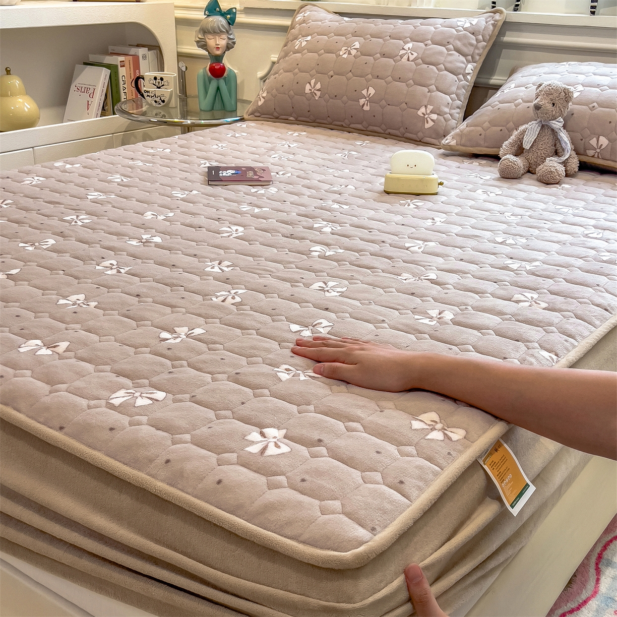 91家纺网 家纺一手货源 找家纺 布卢姆床垫 2025新款A类抗菌印花牛奶绒夹棉床笠 爱如星尘